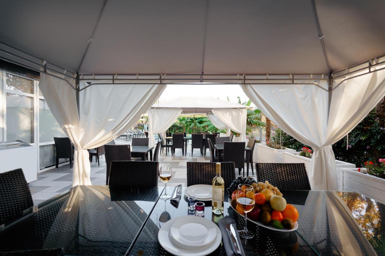 Sunrise Garden Hotel 3* Gagra Exterior foto
